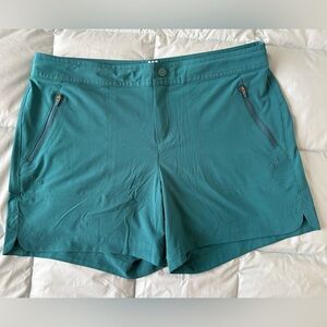 Title Nine Rogue 5 in short